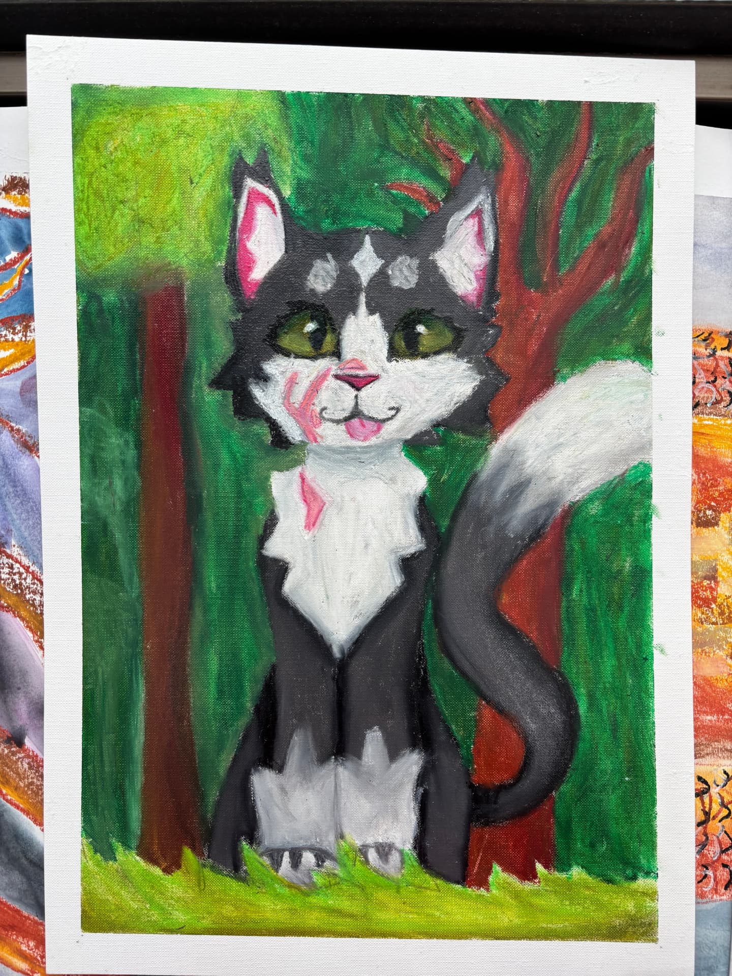 Portret kota pastelami olejnymi na tle zielonego lasu