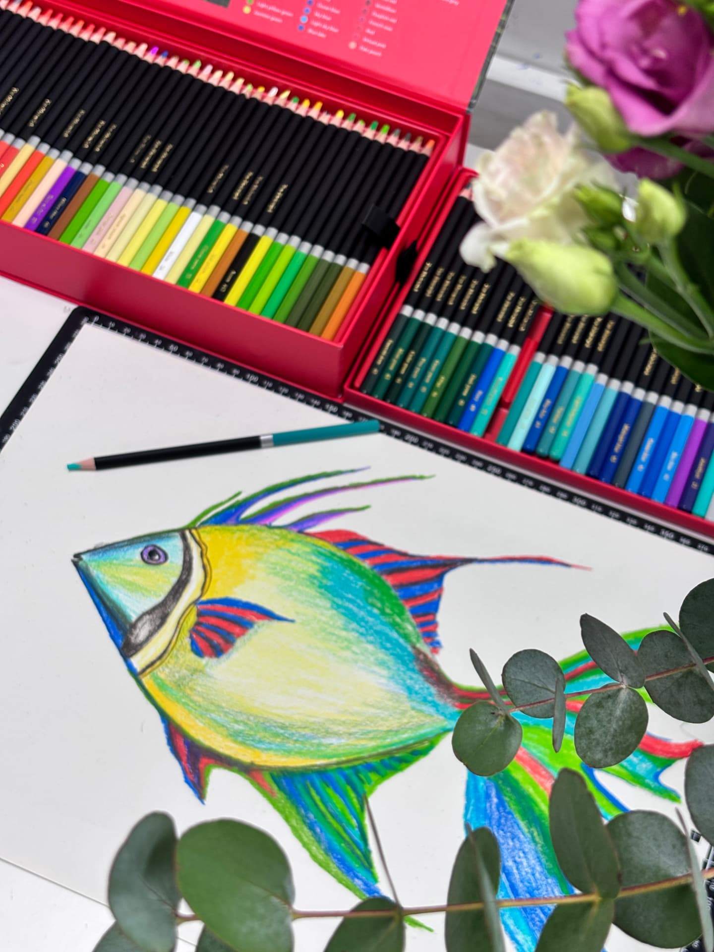 Rysunek kolorowej ryby wykonany kredkami w pracowni SOF ART
