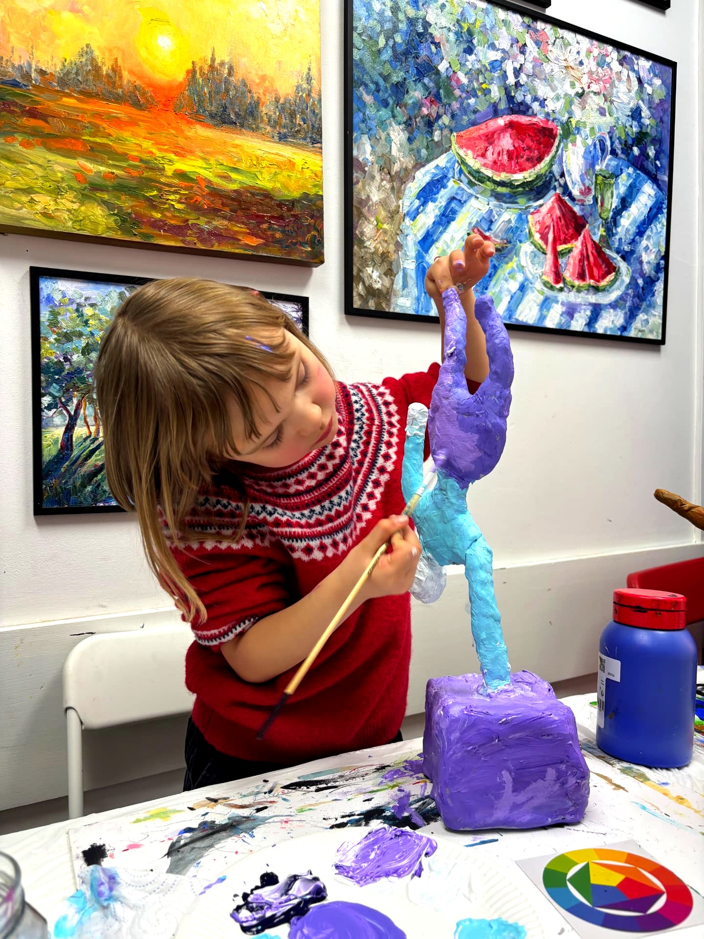 Dziewczynka malująca własną rzeźbę w pracowni SOF ART w Warszawie