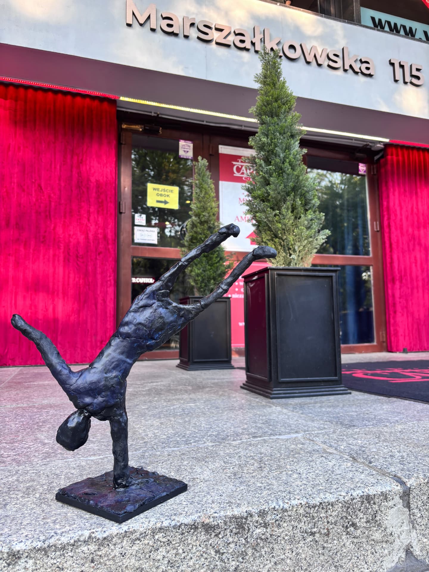 Rzeźba figuratywna przed Teatrem Capitol przy Marszałkowskiej 115