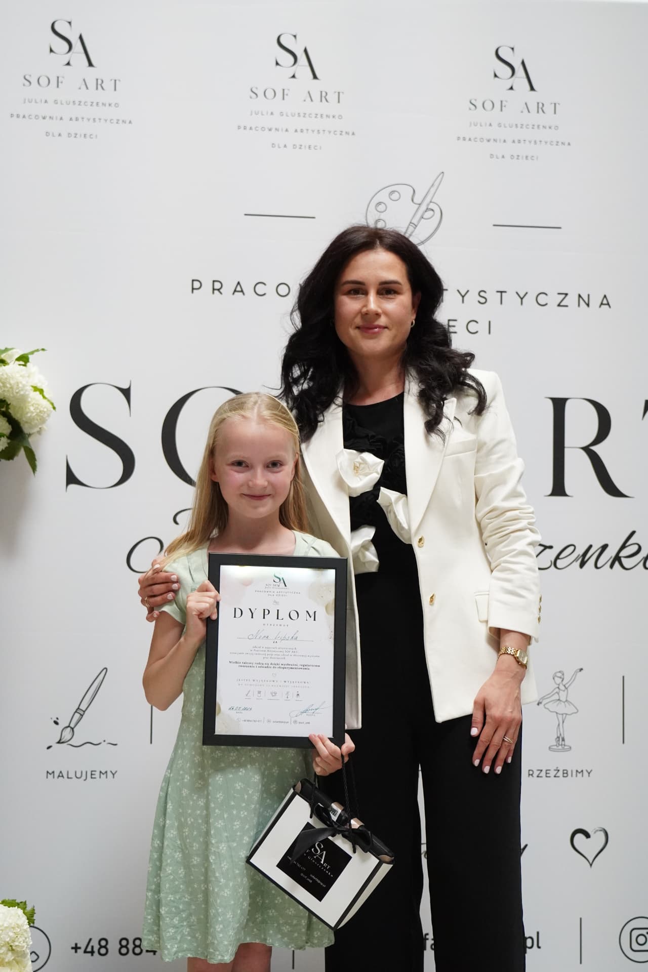 Uczestniczka z dyplomem SOF ART wraz z Julią Gluszczenko podczas wernisażu