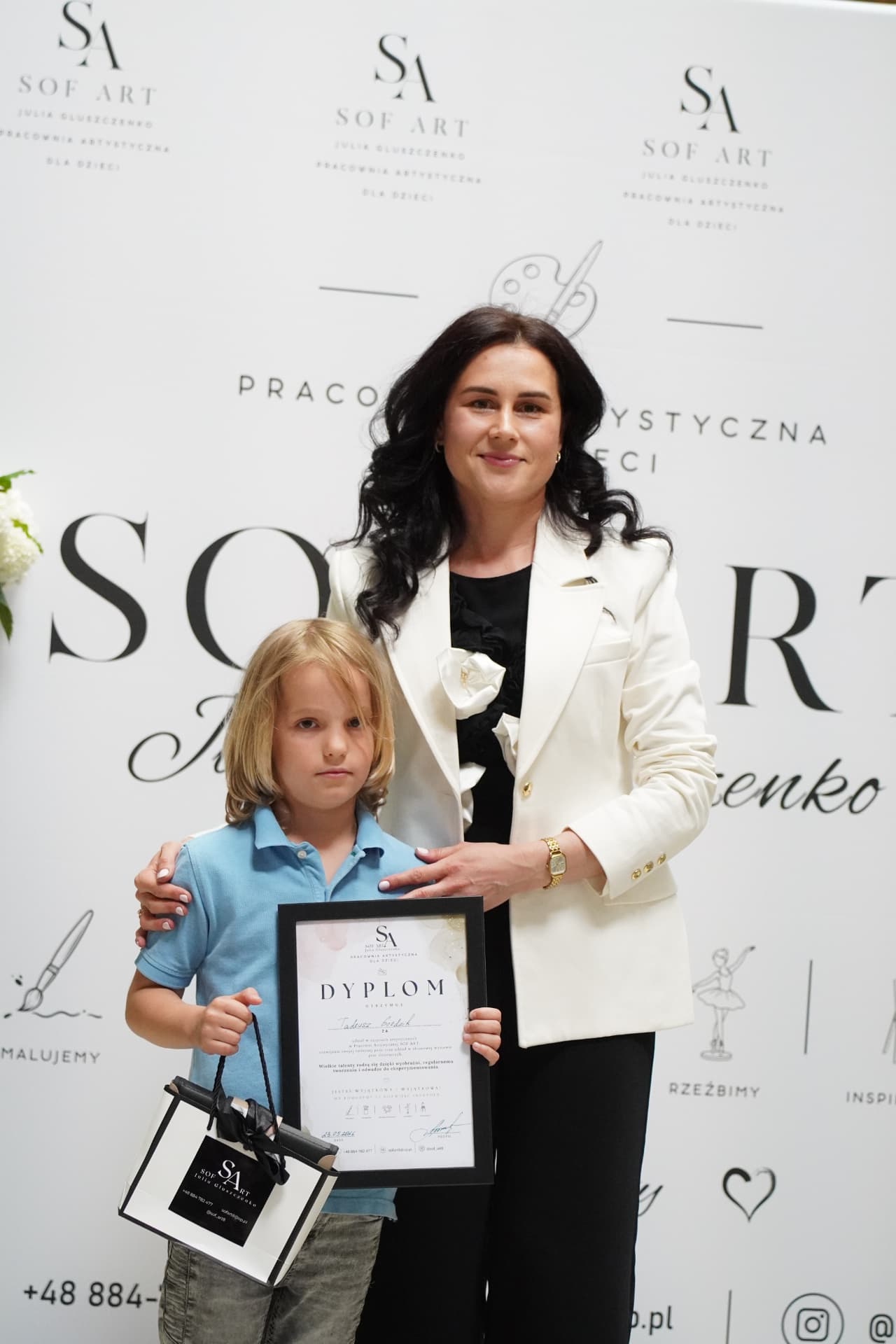 Julia Gluszczenko wręcza dyplom SOF ART uczestnikowi programu